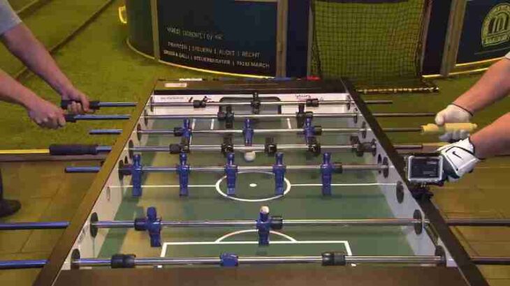 11.03.2013: Beim Tischfußball ist im Vorteil, wer viele Varianten beherrscht. Die fünf bewährtesten Schusstechniken - vom simpleren Jet bis zum komplizierten Abroller - zeigt Kicker-Weltmeister Frank  - Digital concept art for illustrative purpose, tags: unverzichtbare strategietipps für - Monok
